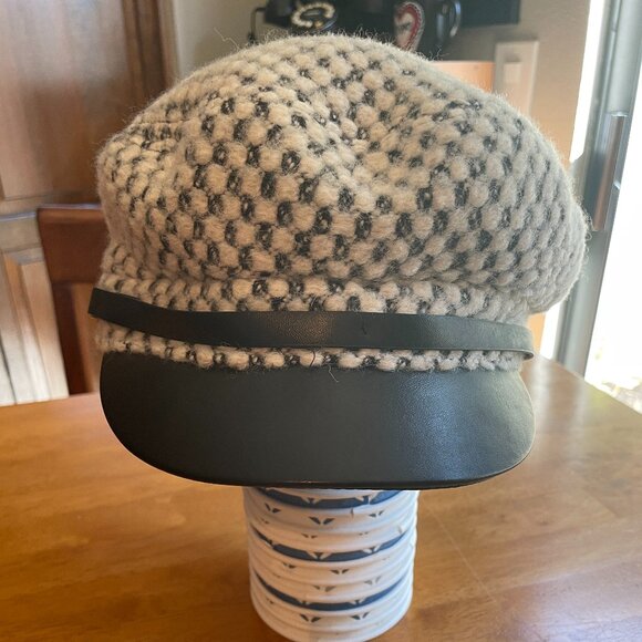 NWOT H&M black white newsboy cap with faux leather black band and bill - Picture 5 of 10